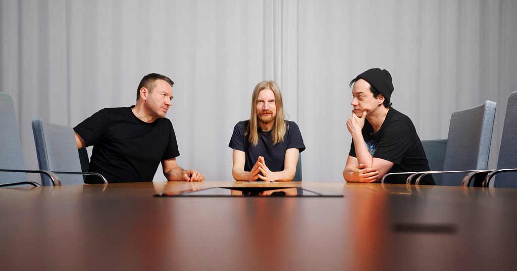 Janne Katajan hometalohelvetti on kolmehenkinen punkbändi Helsingistä. Kuvassa vasemmalta Kimmo, Juha-Pekka ja Juho istumassa neuvottelupöydän ääressä.